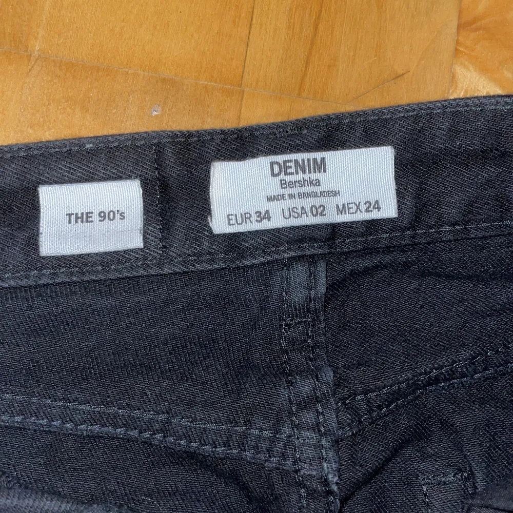 Oanvända, svarta jeans från Bershka med hål vid knäna. Riktigt bra skick, inga konstigheter ⚡️. Jeans & Byxor.