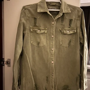 Oversize jeansjacka - Militärgrön oversize jeansjacka. Använd en vår och en höst, i jättebra skick. Storlek S 