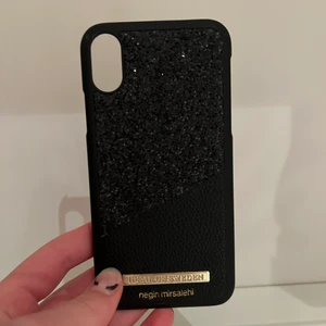 Ideal of Sweden mobilskal  - Svart Ideal of Sweden x negin mirsalehi mobilskal. Passar en iPhone XS. Som nyskick då det inte använts alls många gånger. Köparen får betala frakten men den är inte så stor då jag kan posta skalet i ett vanligt kuvert! 