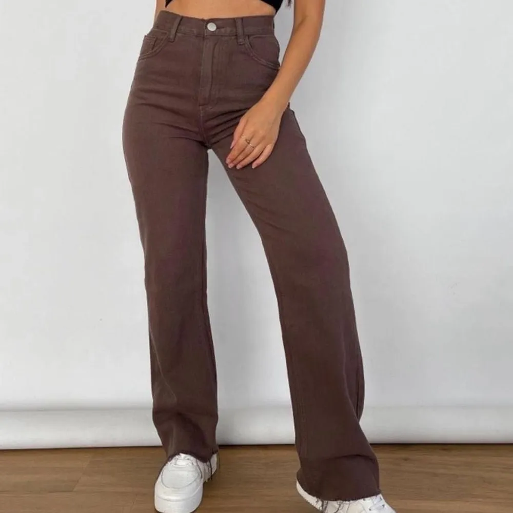 Säljer dessa snygga bruna jeansen! De är i bra skick och jag säljer då de tyvärr inte kommer till användning! (Första bilden är lånad) kontakta mig vid intresse!!🦋🦋. Jeans & Byxor.