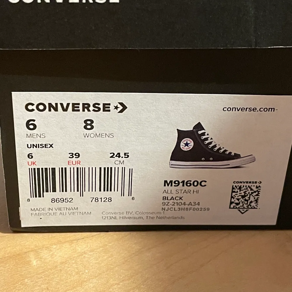 Säljer mina halvår gamla converse! . Skor.