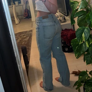 JUNKYARD - NEVERMIND - Supersnygga chunky jeans med hål i knäna. Dessa är i storlek 29 och passar perfekt att ha som låga jeans! 