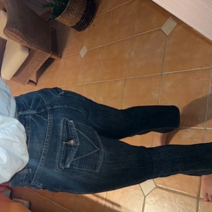 365 SunShine  - Skitsnygga kortmidjade jeans från 365 SunShine i storlek 38