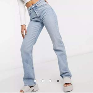Ett par nya oanvända jeans från Weekday i modellen voyage 🥳 köpta för 500 kr men kom aldrig till användning