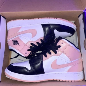 Air Jordan 1 mids  - Säljer mina Jordan mids crimson tints för jag aldrig använder dem. Endast använda 1 gång! Nypris 1900