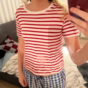 Tshirt - Röd randig tröja från zara. Väldigt populär