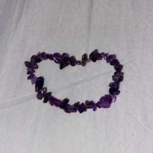 Ametist kristall - Denna kristall ger balans, stillhet och trygghet i vardagen. Den skyddar oss mot negativa saker i vår omgivning. Armbandet är egen gjord med äkta kristaller och bär ingen negativ energi😊✨