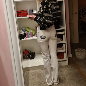 Victoria Beckham Jeans - Vita Victoria Beckham jeans😍 Så snygga men de är nästa för små för mig tyvärr :'( Har använt en gång. Som nya!!!!☆☆