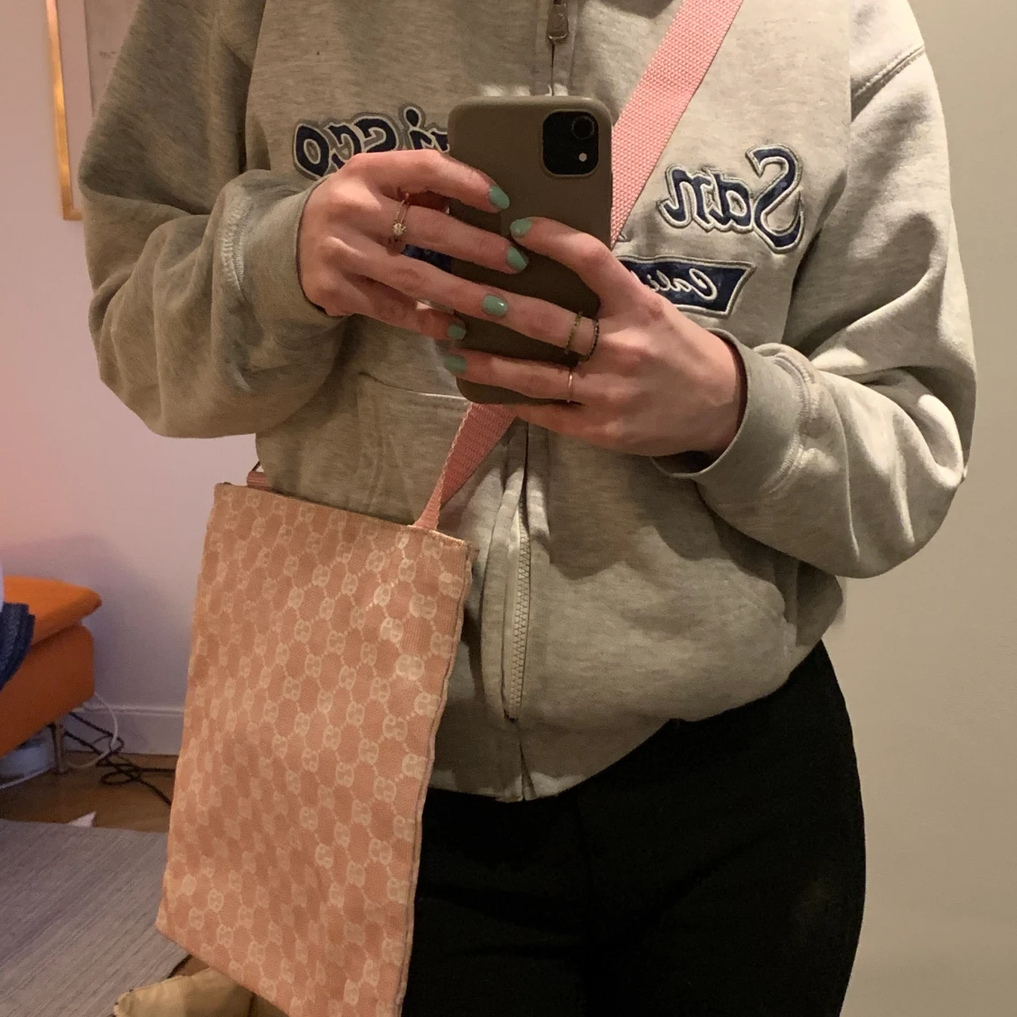 Axelväska med monogram motiv  - 91