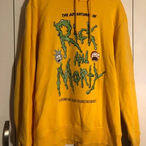 Rick and Marty hoodie  - 3år gammal, knappt använd. Väldigt mjuk och skön i materialet 