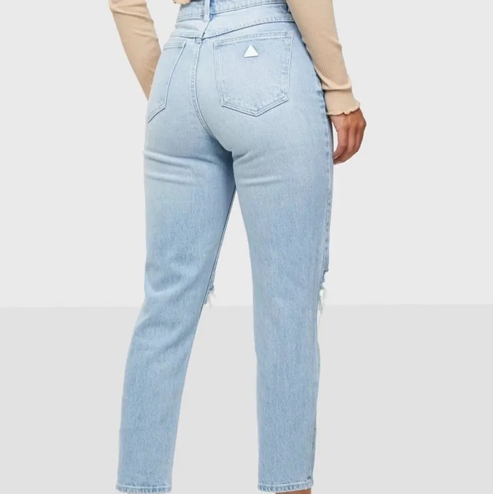 Säljer dessa supersnygga jeans från märket Abrand, modellen heter ”A ’94 HIGH SLIM GINA RIP”. Hög midja och lite stretch. De är använda endast en gång så de är som nya! Nypris 899kr. . Jeans & Byxor.