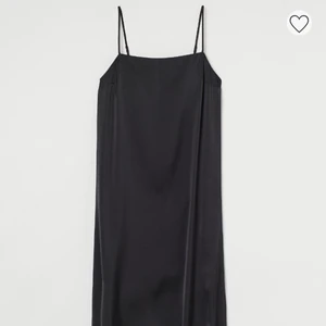 Slipklänning  - Superfin slipklänning i satin, säljer då den inte riktigt är min stil och inte kommer till användning. Storlek S prislapp kvar💕 köpare får välja fraktalternativ