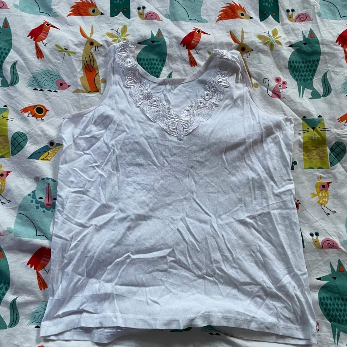 Vitt linne med spets 