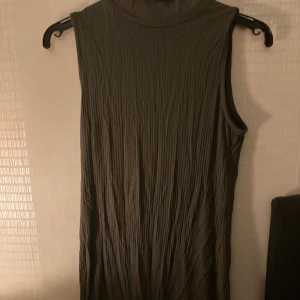 Klänning  - En jätte fin mörkgrön klänning Knappt använd. 