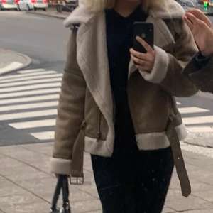 Jacka Zara - Jacka från Zara i storlek XL men passar mig som vanligtvis är en S! Möts upp eller så står köpare för frakt