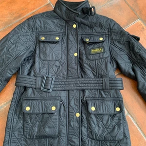 Barbour jacka  - Barbour jacka i barnstorlek. Använd 1 gång och superfint skick. Ordinariepris 1399 och nypris 1000kr.