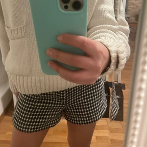 Zara shorts  - Zara shorts storlek S. Använda 1 gång. Bilder lånade av Anastasia fondelius. Normala i storlek 