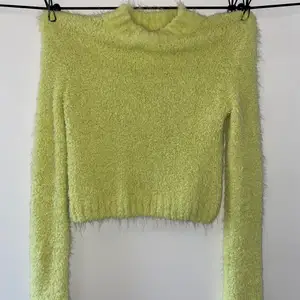 Mysig, långärmad tröja i limegrön. Köpt på H&M, strl S. Väldigt bra skick, använt fåtal gånger.