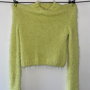 H&M fluffig tröja - Mysig, långärmad tröja i limegrön. Köpt på H&M, strl S. Väldigt bra skick, använt fåtal gånger.
