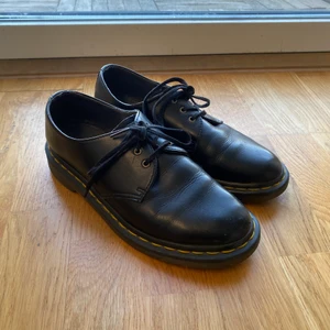 låga Dr. Martens - ett par låga Dr. Martens modell 1461 🌸 strl 38, men skulle även passa en 38,5!  dom är flitigt använda men är i gott skick. nypris 1599:- mitt pris 400:-  mer bilder finns att skicka, tycker bilderna här blir pixliga och ser ut som att dom är mer slitna än vad dom är…  säljer dom då jag köpt ett par som har  platform 🥰