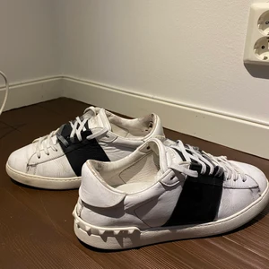 VALEENTINO GARAVANI OPEN SNEAKER - Hej, säljer nu mina valentinos, dom är duktigt använda men skulle ändå säga att de har lite kvar att ge. Dom är i strl 41 men passar mig som vanligtvis har 42-43 i skor. Det är bara att skriva i DM vid frågor, priset är inte hugget sten. 