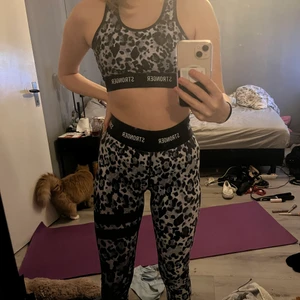 Träningssett från stronger - Strongersett i storlek S i både topp och tights. Bra skick, jätteskönt material. Säljer helst hela sättet men kan även sälja bara tightsen. Hittade ej detta sättet jag har hemma men något liknande, och det sättet går under ungefär 1200 kr. (Köparen står för frakten)