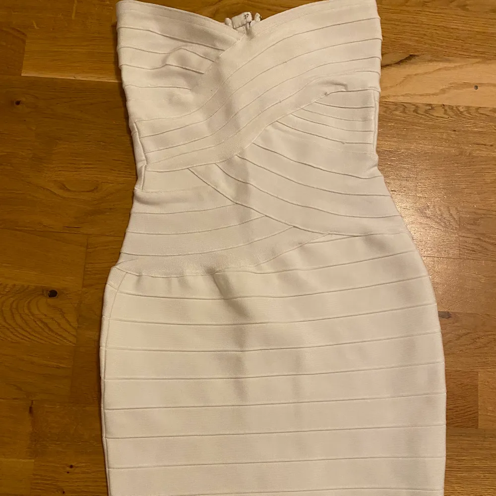 En vit Herve Léger inspirerad klänning i storlek xs. Den är väldigt stretchig och har ett tjockt och lite glansigt tyg. Den ser ut som på modellbilden. Otroligt snygg på. Köptes för 900 kr men jag säljer den för 200 kr. . Klänningar.