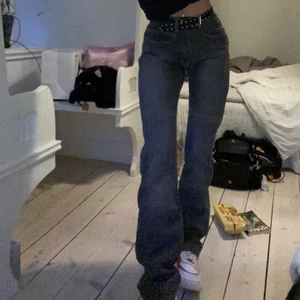 Vintage jeans - Vintage gråa boot-cut jeans, skitsnygga och assköna. Sitter ganska löst på mig som är en xs, men funkar på s också. Nypris 2500kr
