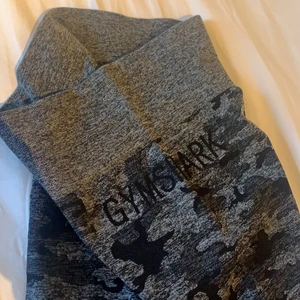 Gymshark träningsbyxor - Trängingsbyxor från gymshark som är för små för mig. Dom jag diskret tryck på sidan där det står Gymshark och även en liten resår bak på rumpan. 