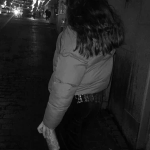 Angels byxor  - Ett par byxor som är som juciy fast det står angel istället dem är som helt nya köptes för 1-2 månader sen hör av om ni vill köpa! Det är storlek XS och jag är 160 passar även folk med storlek s 