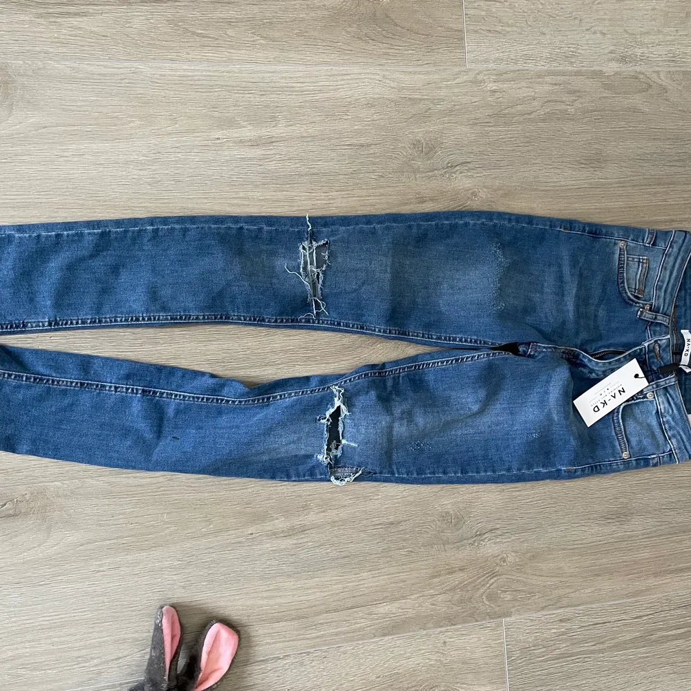 Helt nya jeans ifrån nakd, lappen sitter kvar. Storlek 36/s. Jeans & Byxor.
