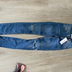 jeans nakd - Helt nya jeans ifrån nakd, lappen sitter kvar. Storlek 36/s