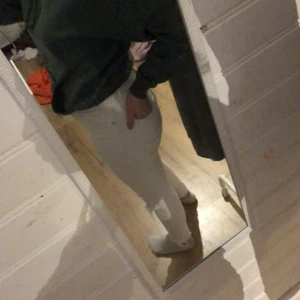 storlek M från Never Denim - Dom här byxorna är högmodiga. Dom är väldigt sköna, jag har haft dom sirka 1 år men inga hål eller nåt sånt ❤️ tro dom skulle kunna passa vem som helst när det gäller stid ha en trevlig dag ❤️
