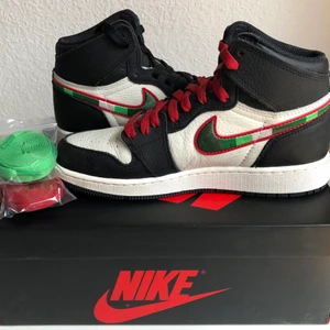 Air Jordan 1 OG high ”A Star is Born” - Air Jordan 1 OG high ”A Star is Born” i storlek 38. Endast använda ett par gånger, väldigt fint skick. Orginallåda med tillhörande skosnören (röd, grön och svart) medföljer. Skriv för frågor eller fler bilder!