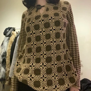 Stickad tröja - Så fin stickad tröja, lite genomskinlig, jättebra som overshirt! Säljer pga kommer inte till användning 👍