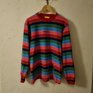 Randig Tröja - tröja köpt på carlings i perfekt skick, använd 1-2 gånger. mysig och väldigt skönt material. 