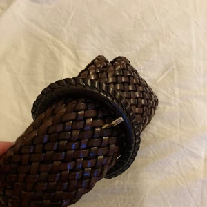 Brunt vintage skärp i läder - Jättefint vintage skärp i läder. Jättefint skick, knappt använt. Skriv för mått