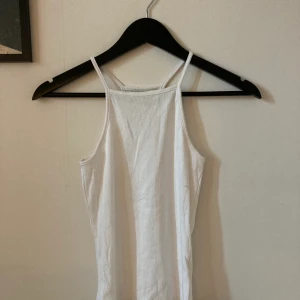 Vitt linne - Vitt linne från monki som är använd en gång. Den är lite ribbad i tyget och lite genomskinlig. Storlek XS✨