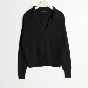 Snygg stickad tröja - Säljer min snygga stickad tröja från GinaTricot, den är i strl Xs och är använd ändas 2 ggr!❤️ Den är lite oversize❤️