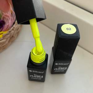 Nypris 99. Neon gult gellack, används med UV lampa, 50 kr/st. ‼️‼️🦋 lagt ut MASSA nytt så in och checka min sida🦋‼️‼️❇️den 12 mars doneras ALLT till välgörenhet så passa på❇️