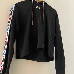 En cropped hoodie i märket Fila. Skön och väldigt snygg. Köpt från junkyard, och har dess märke (inte stort skrivet) på luvan! 