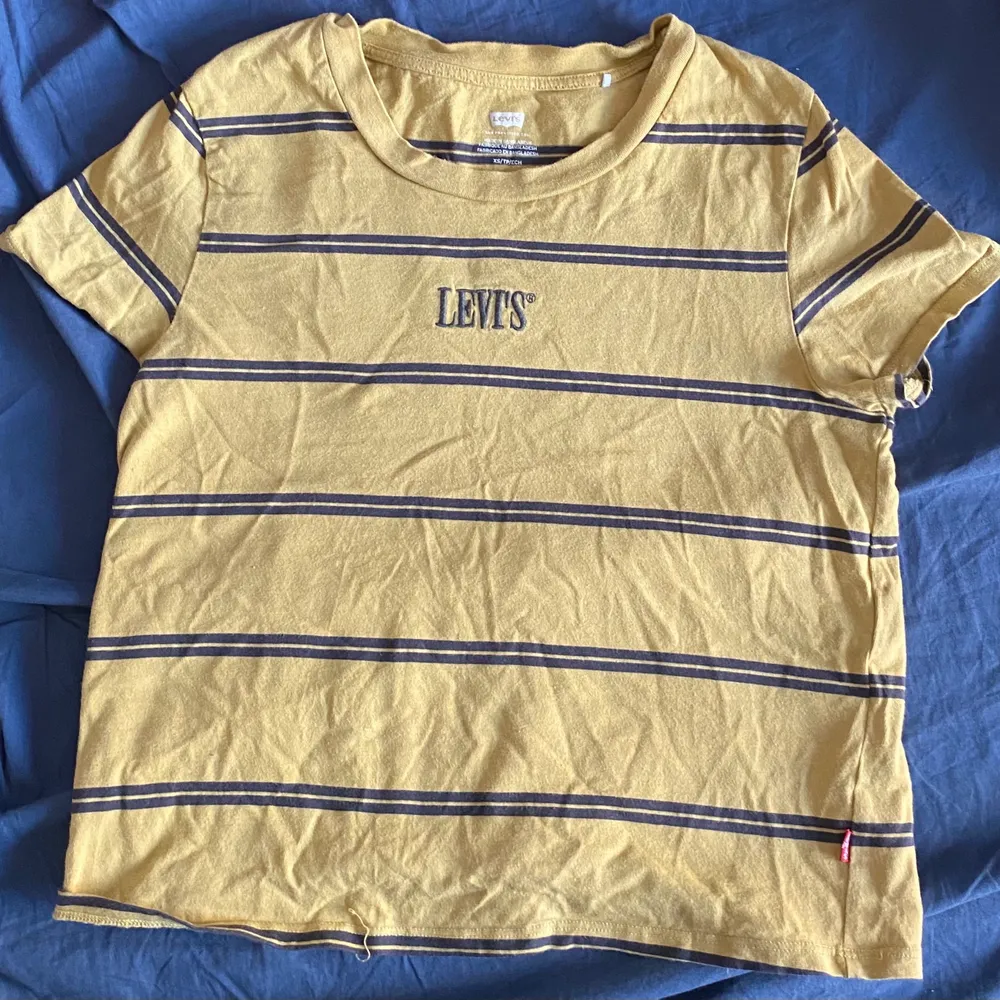 Det här är en gul randig Levi’s tröja som är köpt ifrån Junkyard. Original priset är 699kr men jag säljer den för hälften av original priset. Inga skador och i väldigt bra skick! Har inte använt den på ett tag och väljer därför att sälja den. Köparen står för frakten, och om det skulle bli flera intresserade så blir det bud från 300kr! Enligt mig är det här en as snygg t-Shirt till vår/sommaren! . T-shirts.