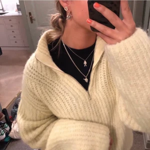 Weekday zip tröja  - Säljer nu denna super mysiga tröja från weekday! Köpt här på plick för 500kr, storleken är xs som är lite större i modellen. Hör av er om ni vill ha flera bilder så fixar jag det!jag har bara använt den 1 gång sen jag fick den så den ör i väldigt bra skick! om det är många som är intresserade startar jag en budgivning. 💕💕
