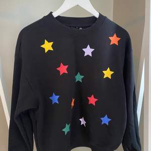 Cool tröja med stjärnor på! Köparen betalar frakt och pris kan diskuteras!💜