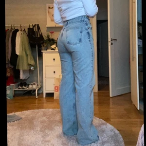 Jeans - Jättesnygga blåa jeans från Zara, älskar dessa jeans men måste tyvärr sälja dom för behöver rensa jeans💔 jättebra skick! (Bra rabatt vid köp av flera plagg samtidigt, hör av er i chatten!)