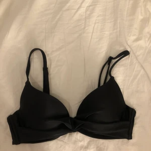 Svart bikiniöverdel  - Svart bikiniöverdel från Nelly i storlek 70C. Endast använd 3 gånger. 