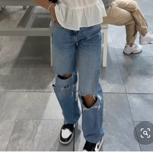 jeans från Gina tricot - Lånade bilder! superfina jeans från Gina tricot i modellen 90s high waist jeans i storlek 34. Använda men i gott skick 🤍 Ett av hålen har blivit lite större än vad det var när jag köpte dem men inget som stör. 180kr + frakt 