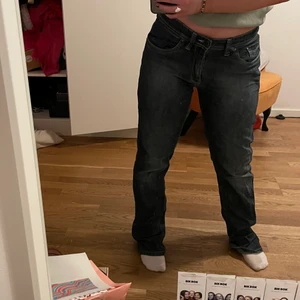 Jeans - Jättesnygga jeans med vita sömmar! Köpta på sellpy för 250kr säljer pga att jag hittade ett par andra jeans! Dem är långa i benen på mig som är 165cm! 