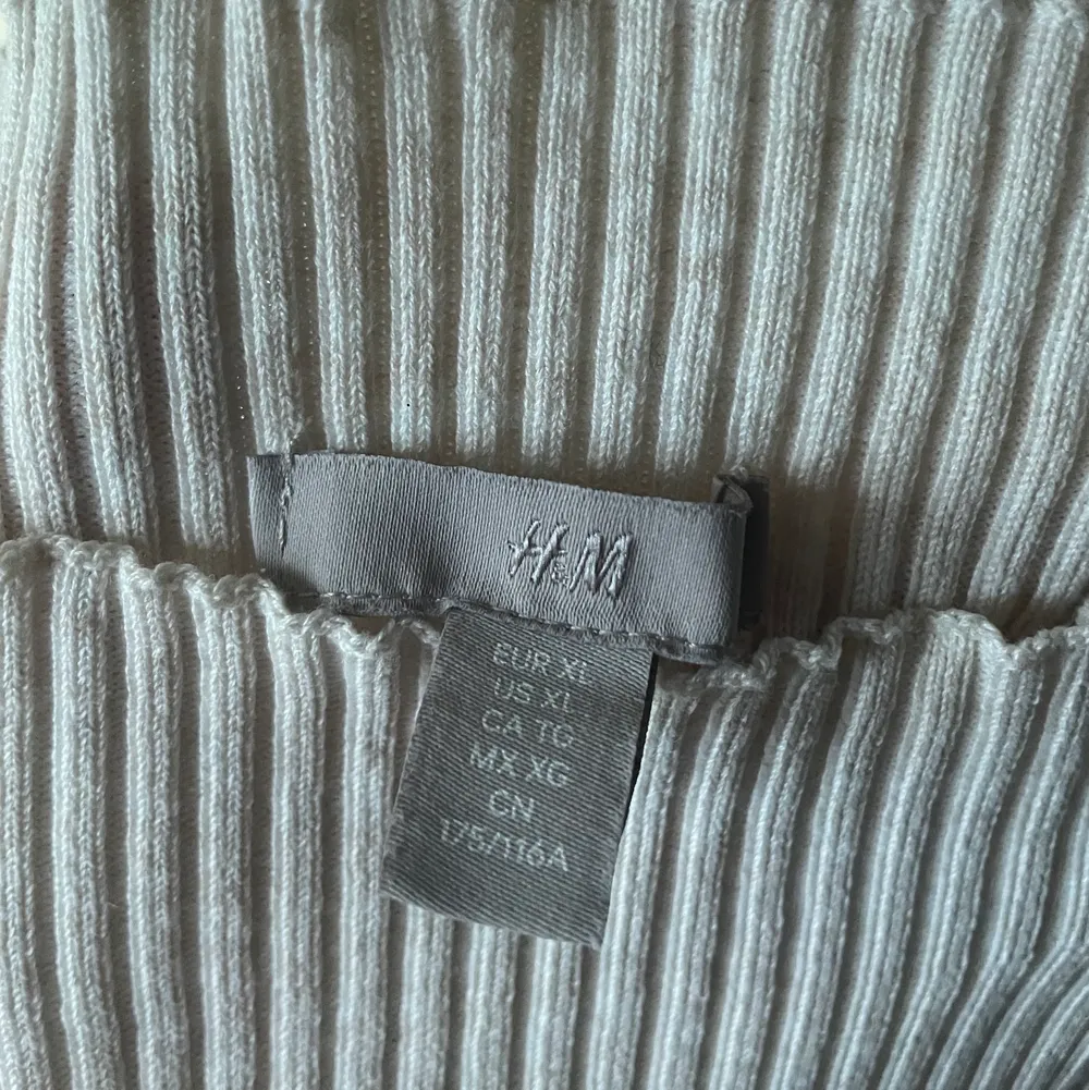 Fin biege tröja från Hm strl XL (har vanligtvis m), fina långa ärmar🧡❤️. Tröjor & Koftor.