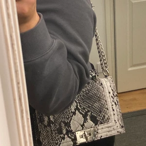 Axelväska  - liten väska 